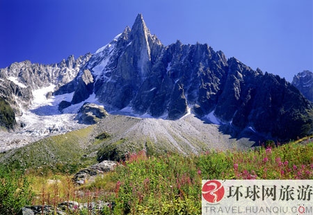 17. L'Aiguille du Dru, dans le Massif du Mont Blanc (Alpes françaises).