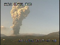 JAPON: éruption du volcan sur l'île de Kyushu avec l'éjection massive de gaz et de cendres