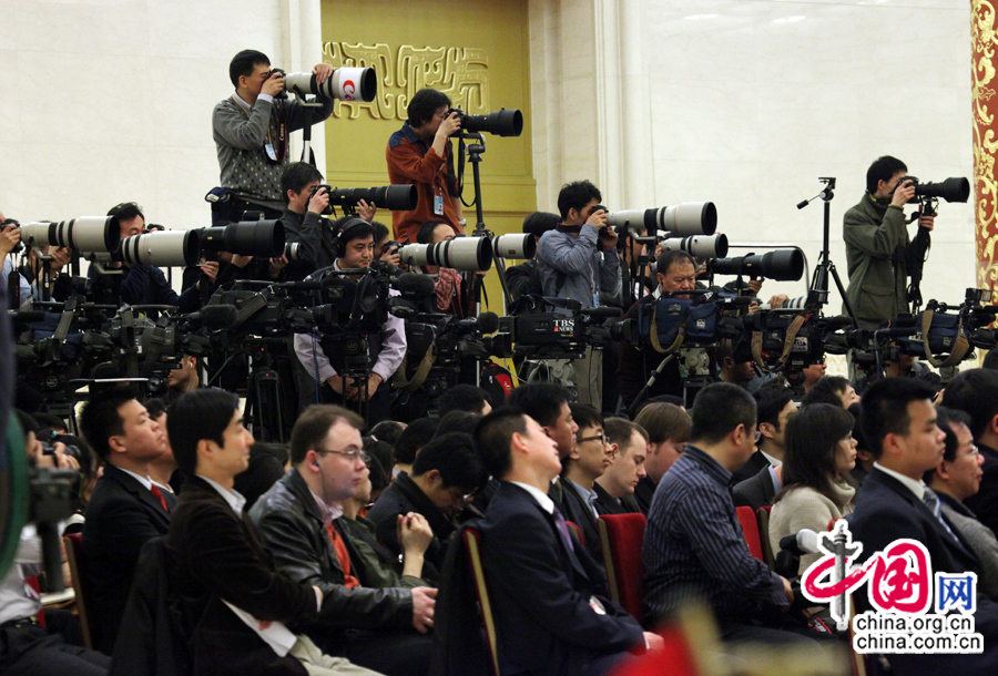 Afflux de journalistes pour la conférence de presse du Premier ministre chinois_4
