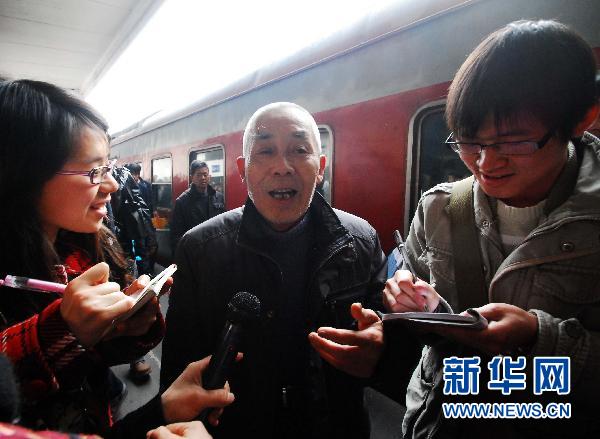 Yang Jiusheng, un touriste du Jiangxi au Japon âgé de 78 ans, est interviewé à son arrivée à Nanchang par des journalistes.
