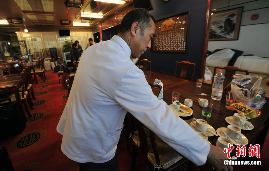 Le patron du restaurant prend soin des réfugiés.