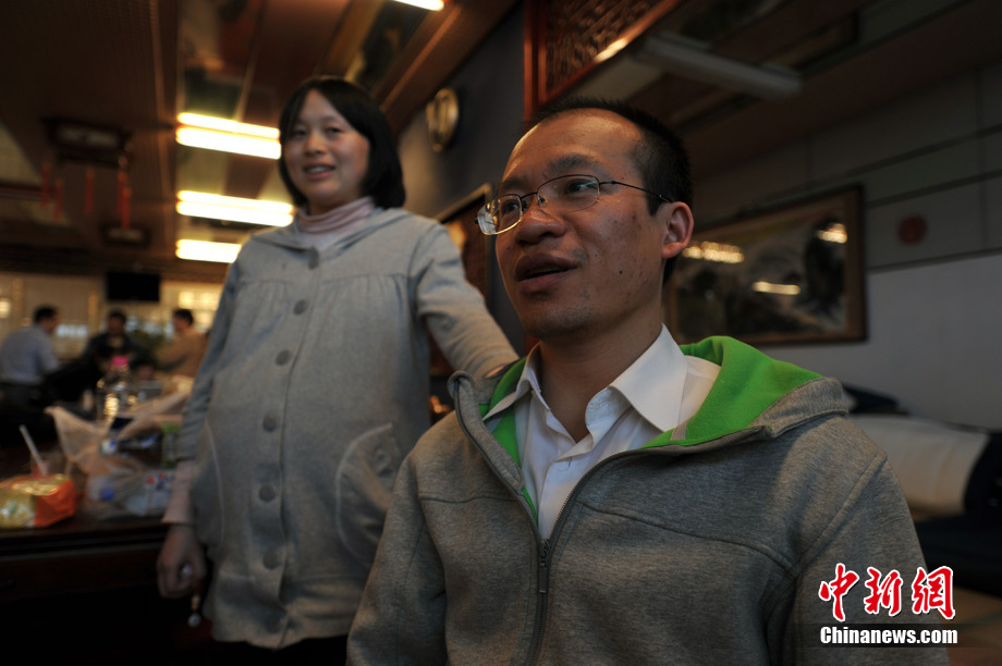 Zhou Xiaolin, âgé de 29 ans, vient d&apos;obtenir son doctorat au Japon. Son épouse Xie Aizhen est enceinte et la date prévue pour l&apos;accouchement est proche. Le Consulat leur a donc conseillé de rester au Japon pour l&apos;instant.