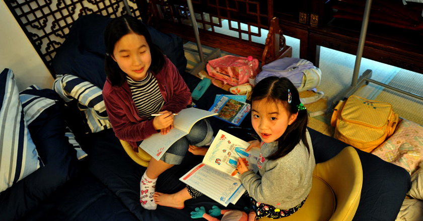 Deux sœurs de Fukushima dessinent dans le centre d'hébergement.