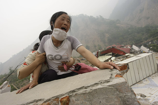 En 2008, un séisme de magnitude 8,0 sur l'échelle de Richter a secoué la province du Sichuan (sud-ouest de la Chine). 68 000 personnes ont trouvé la mort, et les pertes matérielles se sont élevées à 20 milliards de dollars.