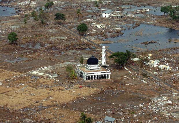 En 2004, un séisme de magnitude 9,2 et un tsunami ont frappé la région de l'océan Indien. 156 000 personnes ont perdu la vie dans cette catastrophe.