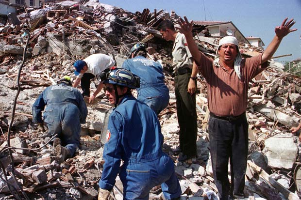 En 1999, un séisme de magnitude 7,4 sur l'échelle de Richter a secoué Kocaeli, en Turquie. 19 118 personnes ont été tuées, et le tremblement de terre a causé des pertes matérielles de 20 milliards de dollars.