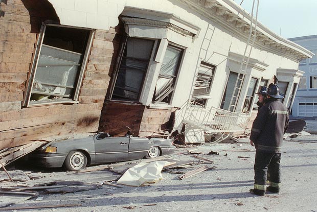 En 1989, un séisme de magnitude 7,0 sur l'échelle de Richter a touché la Californie. 68 personnes ont trouvé la mort, et le séisme a causé 60 milliards de dollars de dégâts.