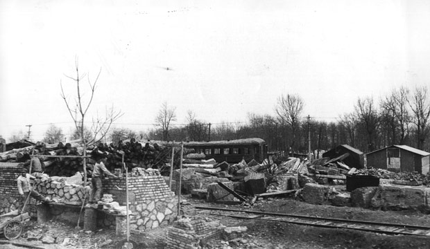 En 1976, un séisme meurtrier de magnitude 8,0 sur l'échelle de Richter a secoué Tangshan, en Chine. Au total, 290 000 personnes ont perdu leurs vies et les dégâts se sont élevés à 5,6 milliards de dollars.