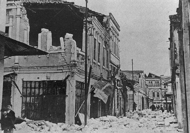 En 1939, Erzincan en Turquie. Séisme de magnitude 8,0 sur l'échelle de Richter. Bilan humain : 36 740 morts. Pertes matérielles : 20 millions de dollars.