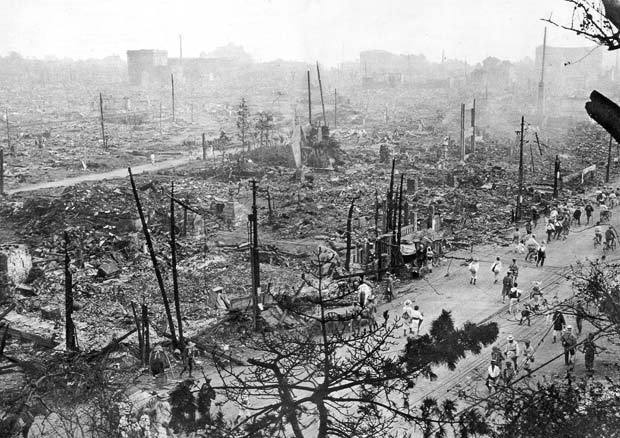 En 1923, Tokyo-Yokohama au Japon. Séisme de magnitude 8,3 sur l'échelle de Richter. Bilan humain : 142 800 morts. Pertes matérielles : 2,8 milliards de dollars.