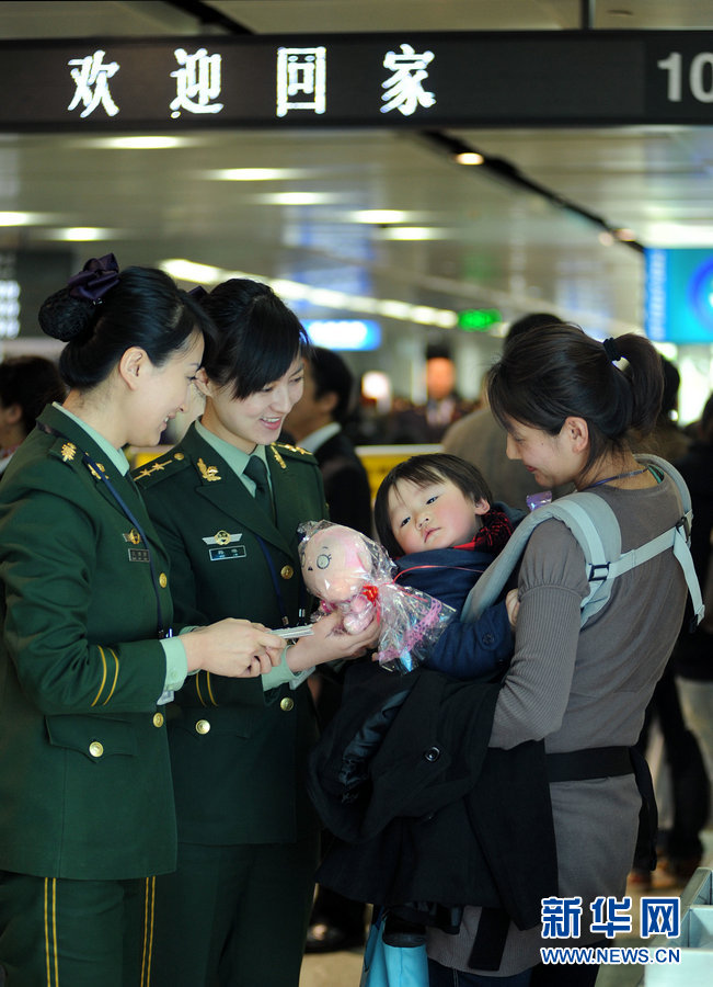 Le 16 mars, quelque 1 900 Chinois, qui ont été évacués du Japon après le séisme, sont arrivés à l'aéroport de Dalian (nord-est), un port important par lequel passent de nombreux vols desservant le Japon.