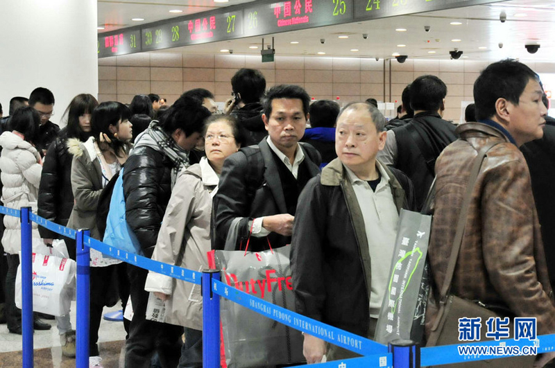 Le 16 mars, des Chinois rapatriés arrivent à Shanghai.