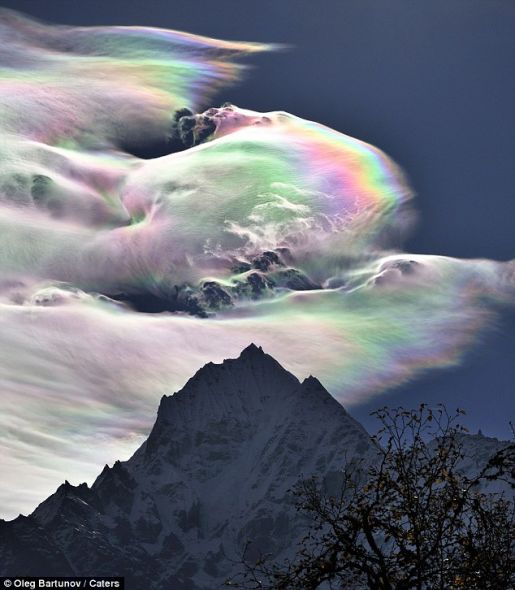 Apparition de nuages arc-en-ciel au dessus du mont Everest(1)