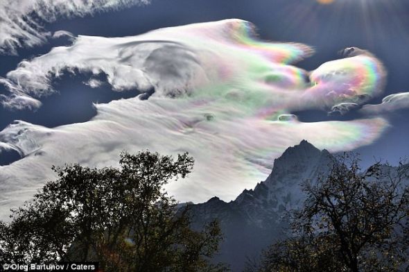 Apparition de nuages arc-en-ciel au dessus du mont Everest(2)