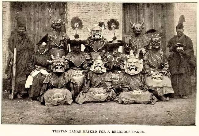Des lamas tibétains portant des masques lors d'une danse religieuse