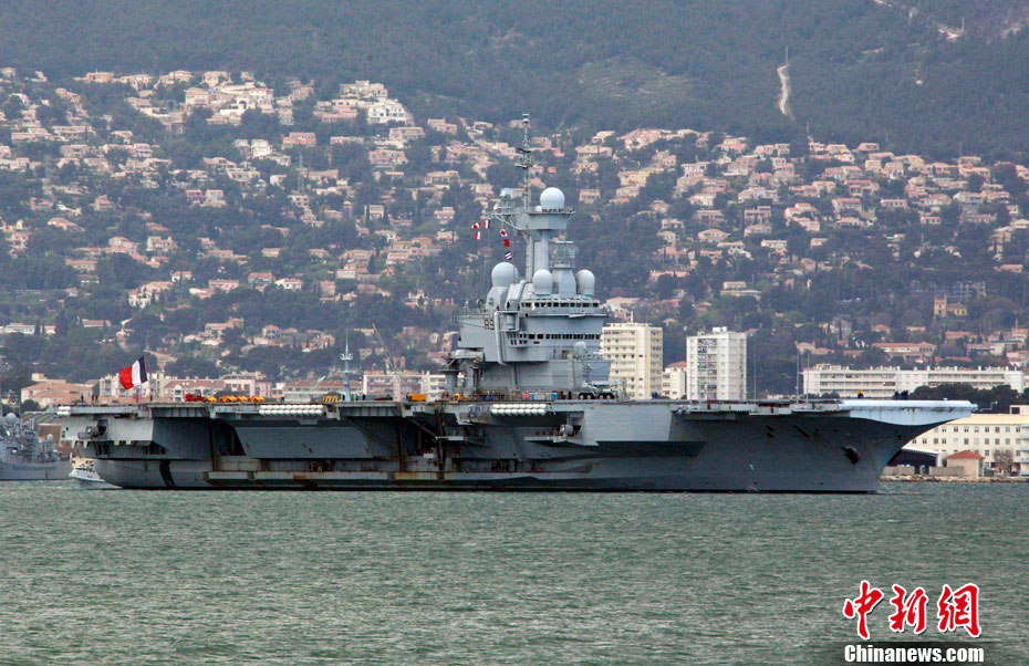 Départ du porte-avions français Charles-de-Gaulle pour participer aux opération en Libye