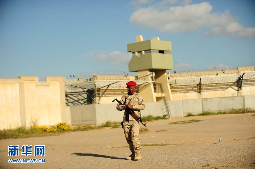 Le 19 mars, un soldat libyen inspecte autour de la résidence de Kadhafi.