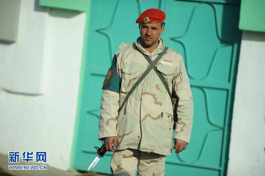 Le 19 mars, un soldat libyen inspecte autour de la résidence de Kadhafi.