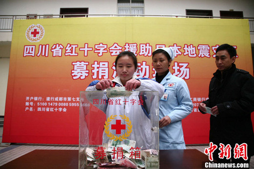 Le 20 mars, des habitants du Sichuan donnent de l'argent pour le Japon à la Croix-Rouge. 