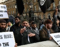 Grande-Bretagne : des opposants à la guerre manifestent devant Downing Street