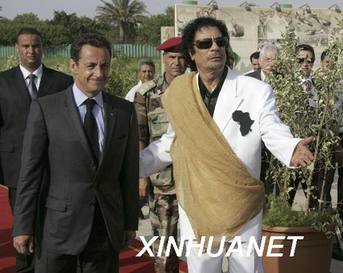 Rétrospective des moments amicaux entre Kadhafi et les dirigeants des pays occidentaux(1)