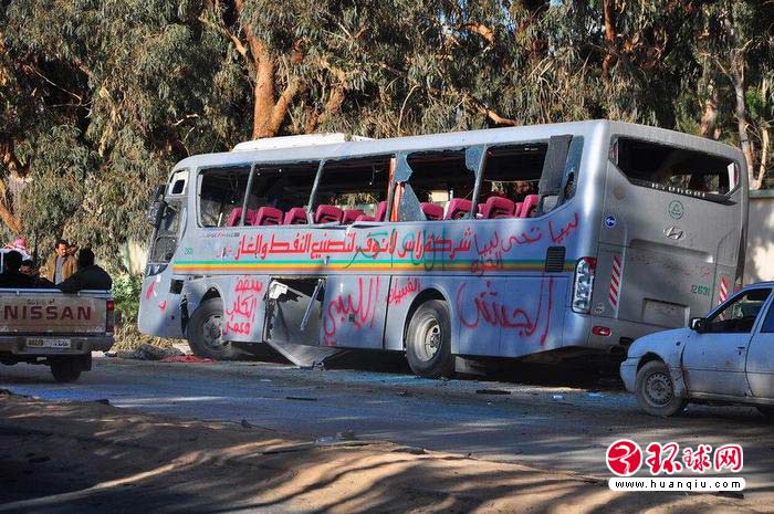 Un bus transportant des forces spéciales est bombardé.