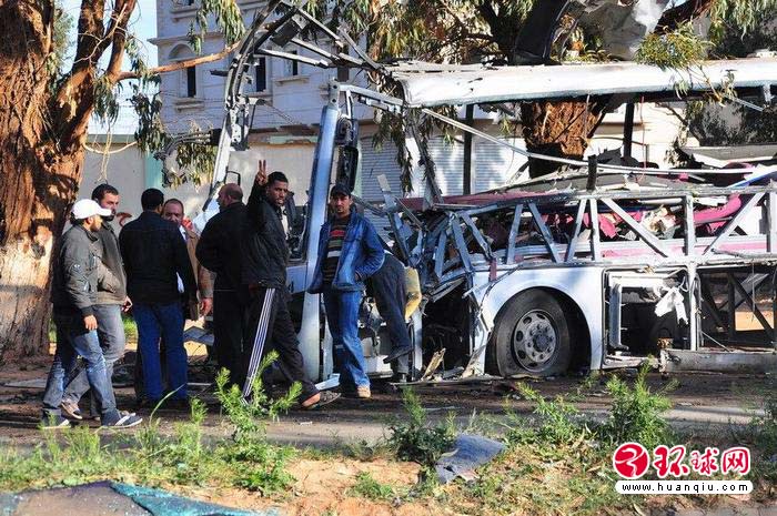 Un bus transportant des forces spéciales est bombardé.