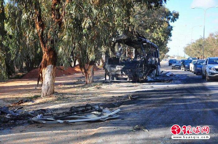 Un bus transportant des forces spéciales est bombardé.