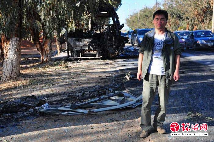 Un journaliste chinois arrive sur place.