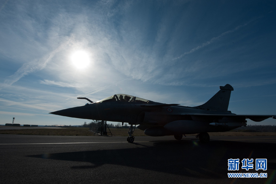 Un Rafale français quitte la base militaire pour les opérations en Libye_1