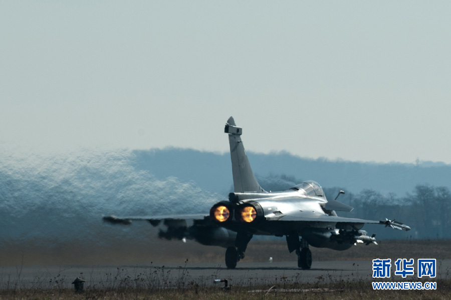 Un Rafale français quitte la base militaire pour les opérations en Libye_2