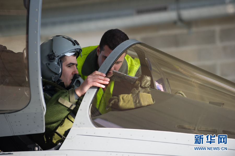 Un pilote français prépare le vol de son Rafale_2