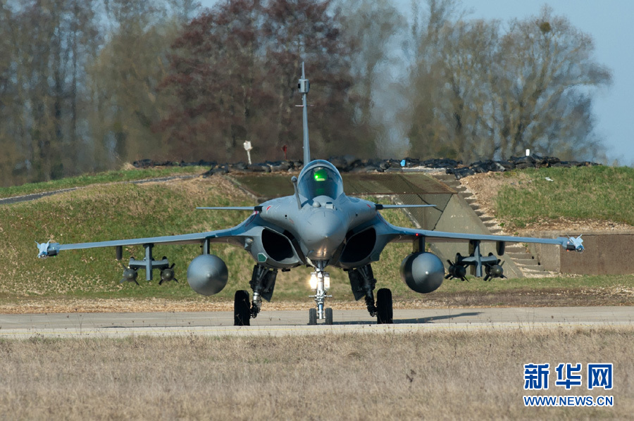 Un Rafale français quitte la base militaire pour les opérations en Libye_4