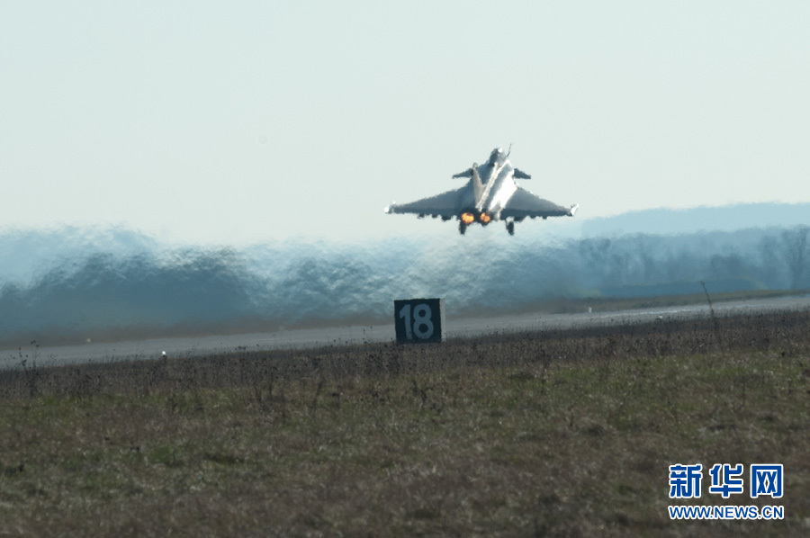 Un Rafale français quitte la base militaire pour les opérations en Libye_6