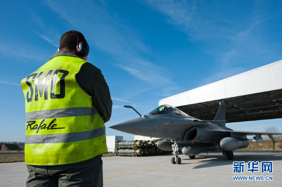 Un Rafale français quitte la base militaire pour les opérations en Libye_7