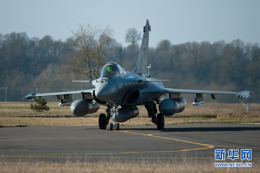 Un Rafale français quitte la base militaire pour les opérations en Libye_8