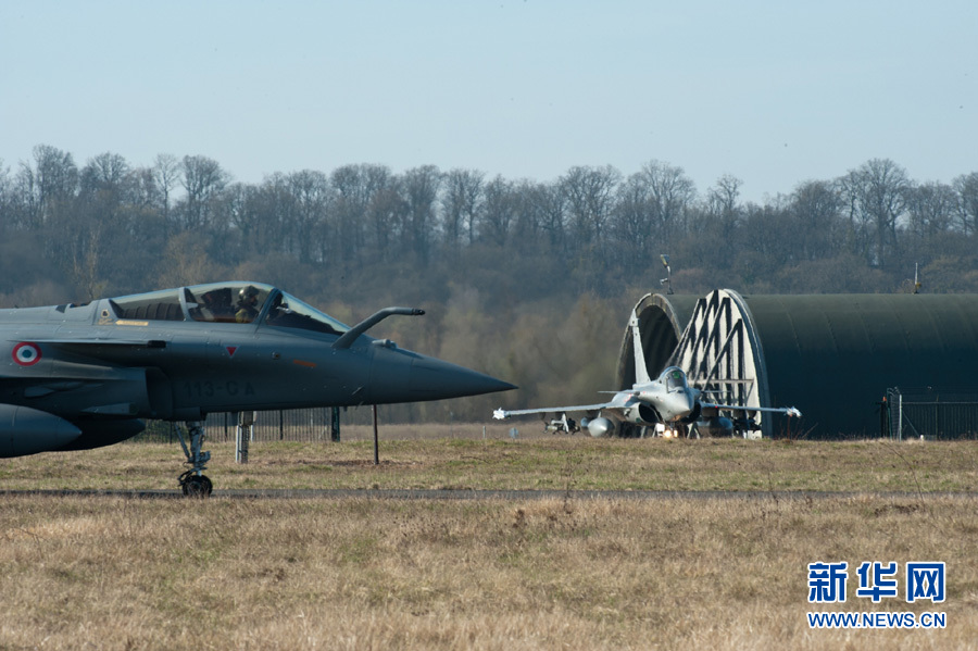 Un Rafale français quitte la base militaire pour les opérations en Libye_9