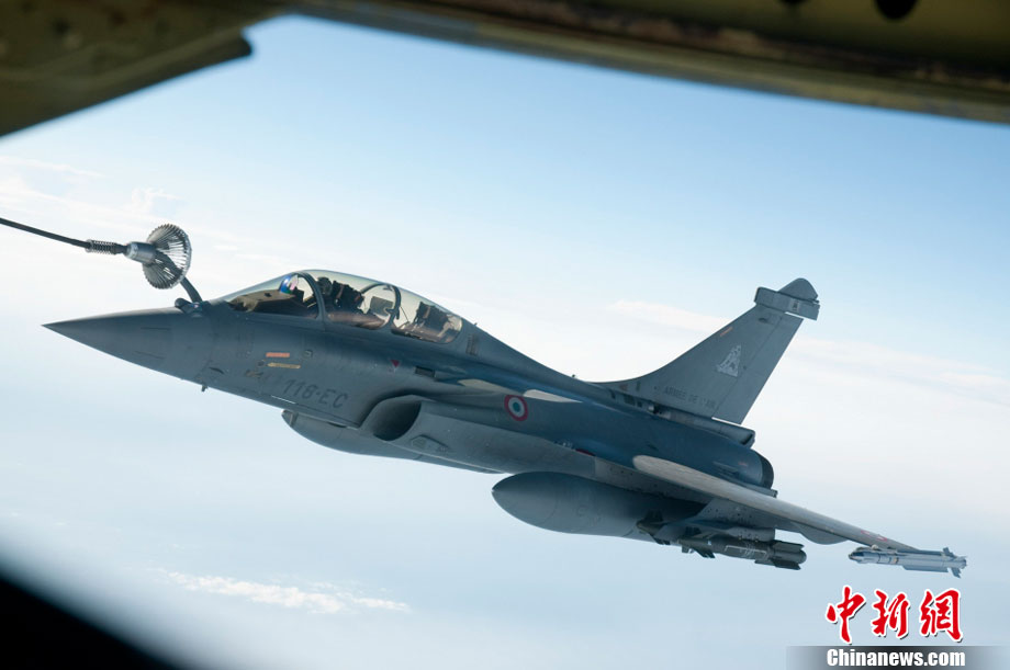 Un Rafale et un avion ravitailleur au dessus de la Libye_1