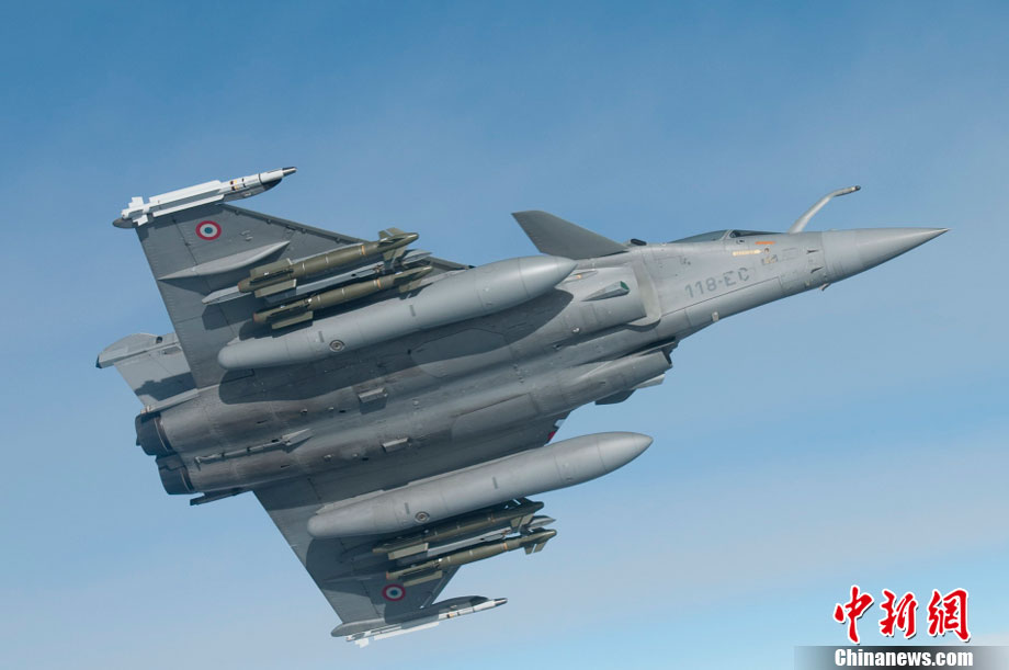 Un Rafale et un avion ravitailleur au dessus de la Libye_2