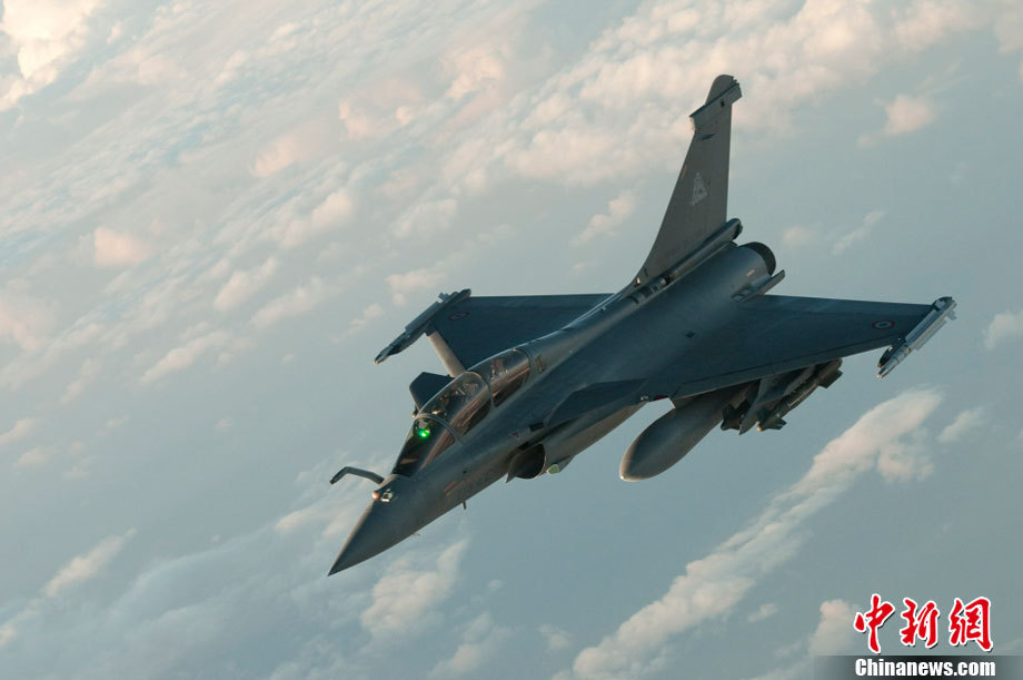 Un Rafale et un avion ravitailleur au dessus de la Libye_4