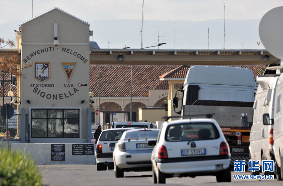 Le 21 mars, plusieurs voitures devant la base aérienne de Sigonella.