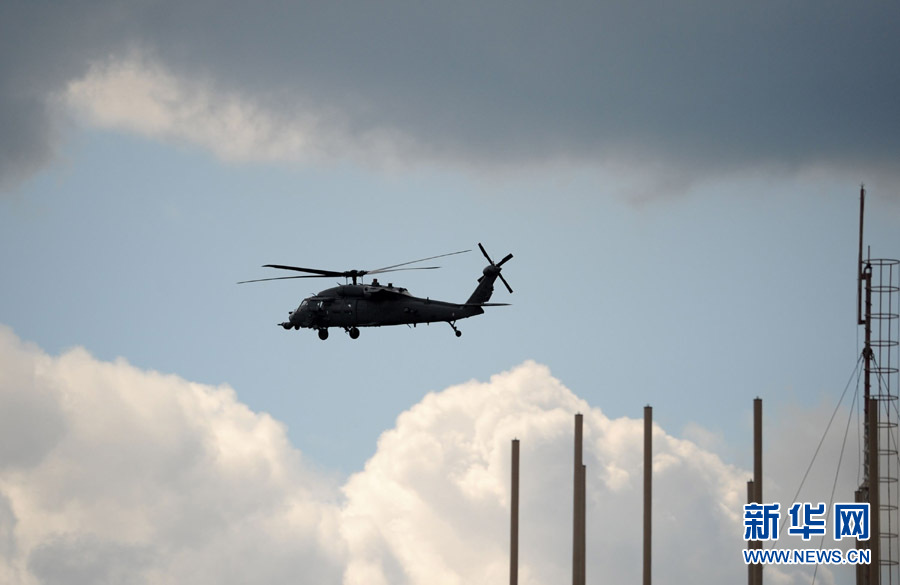 Le 21 mars, un hélicoptère tournoie au-dessus de la base aérienne de Sigonella.