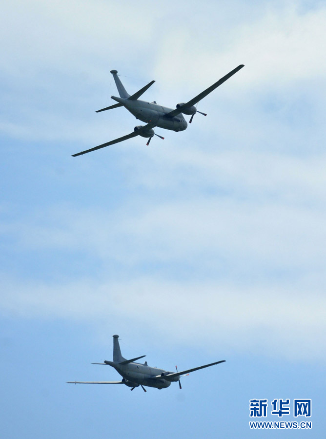 Le 21 mars, deux avions italiens tournoient au-dessus de la base aérienne de Sigonella.