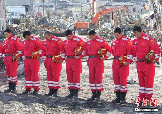 Le 18 mars, l'équipe de secours chinoise exprime ses sincères condoléances en marquant un moment de silence pour les victimes du séisme au Japon.