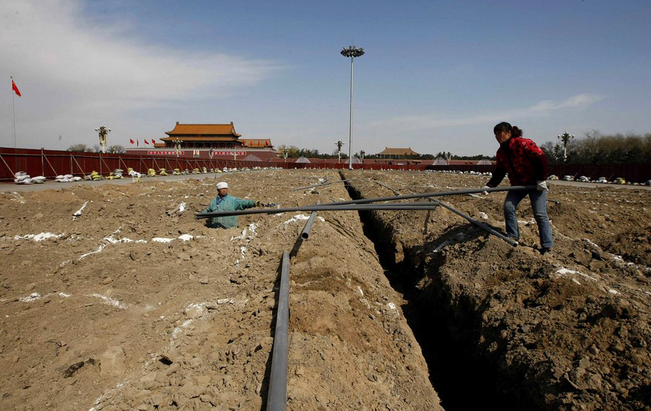 La mise en chantier des travaux de rénovation sur la place Tian'anmen.