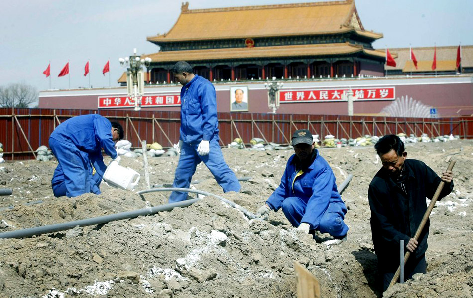 La mise en chantier des travaux de rénovation sur la place Tian'anmen.