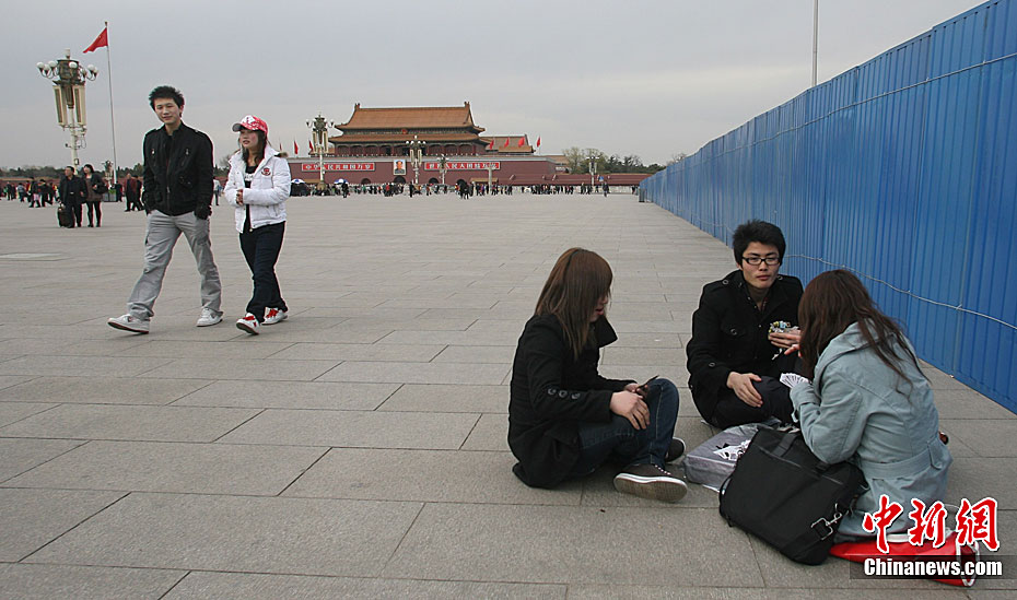 Des touristes sur la place Tian'anmen.