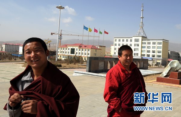 Deux moines se promènent dans le bourg de Xihai. (Photo prise le 24 mars)