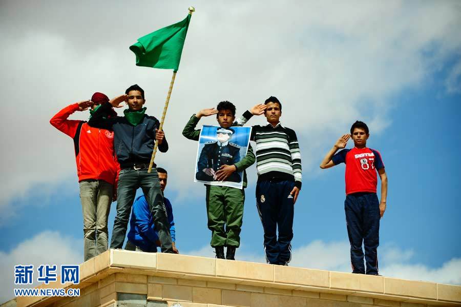 Le 23 mars, les partisans de Kadhafi manifestent à Bani Walid_4