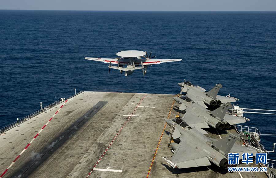 Le 24 mars, un avion-radar sur le porte-avion Charles De Gaulle se prépare à sa mission en Libye_2